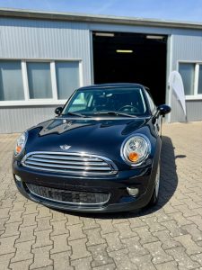 Schwarzer Mini Cooper Aufbereitung