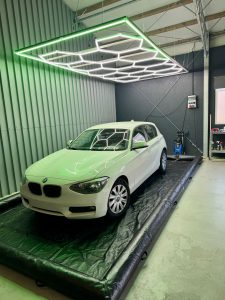 Weißer BMW