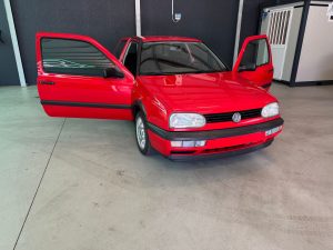 Roter VW Golf aufbereitet